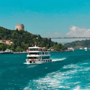 Crucero turístico por el Cuerno de Oro y el Bósforo con audioguía (imagen principal)